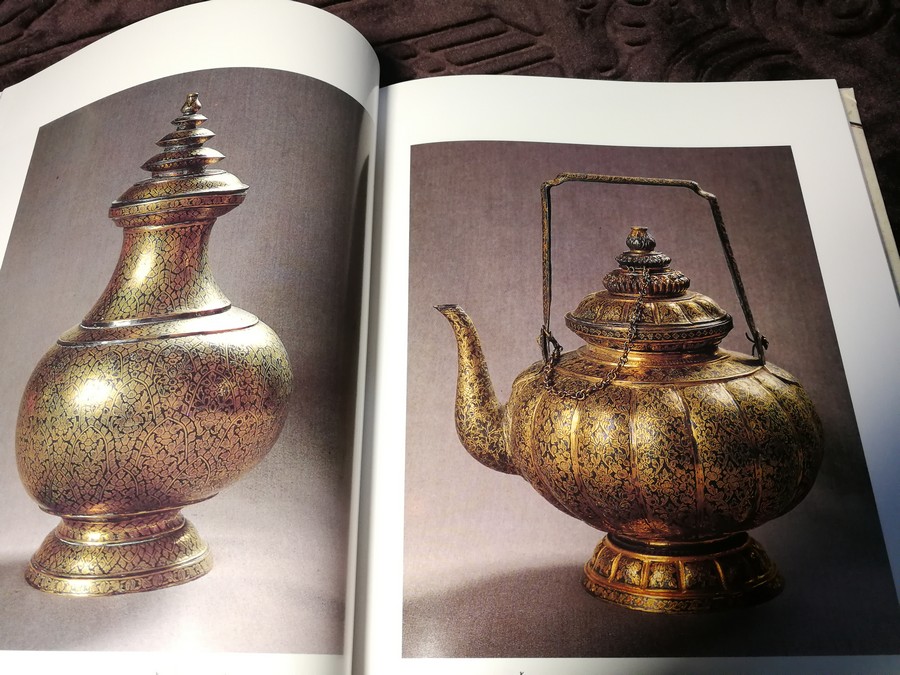 COLLECTION & HOUSE ฉบับ เครื่องทอง เครื่องเงิน เครื่องถมทอง เครื่องถมปัด ฯลฯ บ้านไทยหลายสไตล์ ปกแข็ง ปี 2534