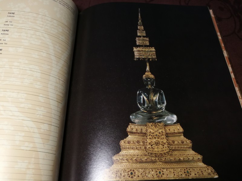 ศิลปะวัตถุ ปกเเข็งลายทอง มีรูปภาพสี 62 หน้า (เป็นสมุดบุนทึกโทรศัพท์) ปี 2529