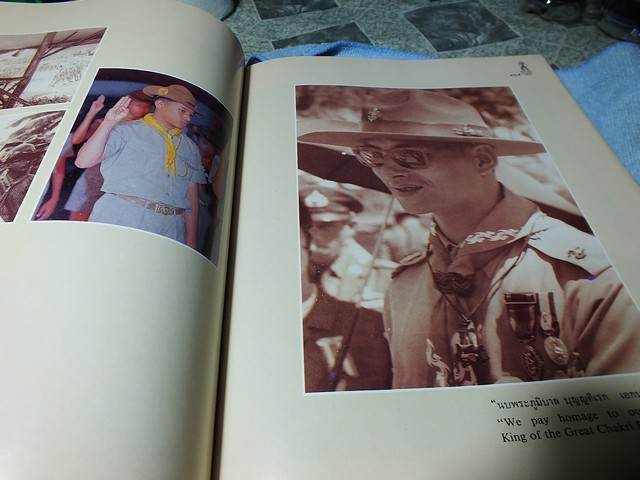 พระร่มเกล้าของชาวไทย โดย พิชัย รัตตกุล เเละ คณะกรรมการเอกลักษณ์ของชาติ ปกแข็ง 200 หน้า ปี 2530