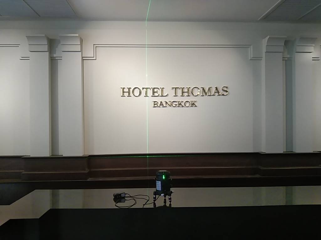 ป้ายอักษรทองเหลือง 3มิติ ป้ายโรงแรม thomas