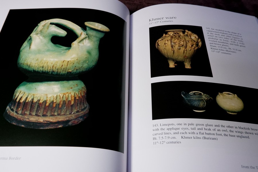 Ceramics from the Thai-Burma Border by Sumitr Pitiphat ปกเเข็ง190 หน้า ปี 1992