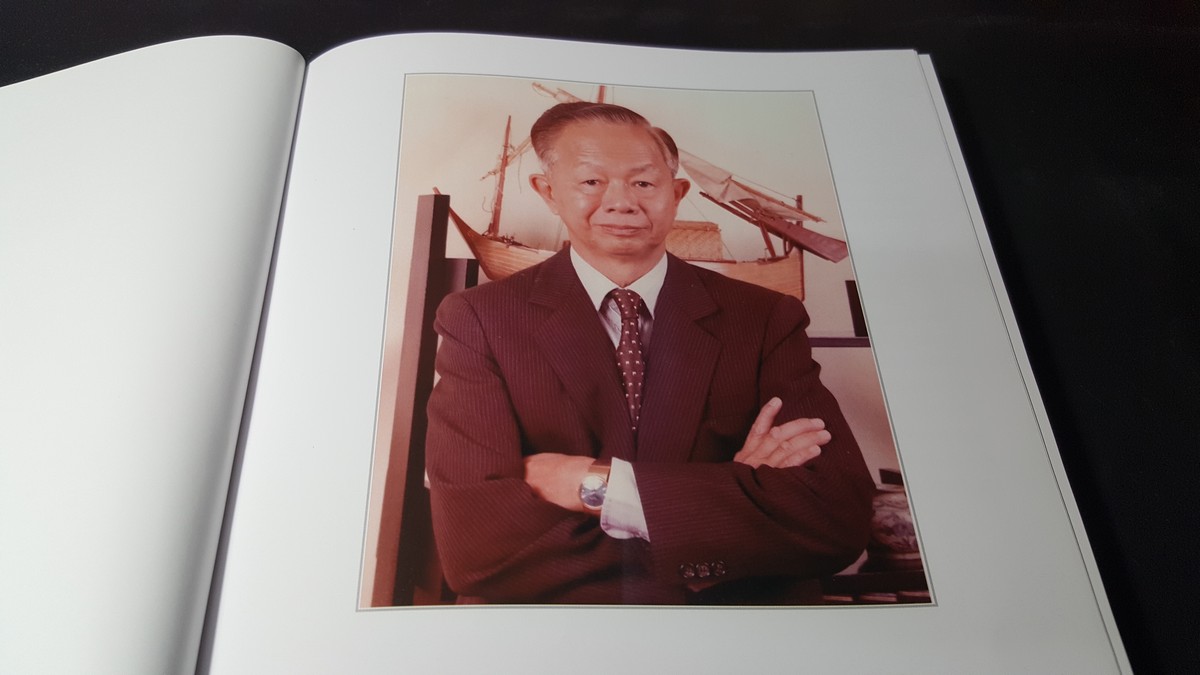 กระเบื้องถ้วยกระลาเเตก โดย พิมพ์ประไพ พิศาลบุตร (อนุสรณ์ ธะนิต พิศาลบุตร) ปกแข็ง ปี 2556