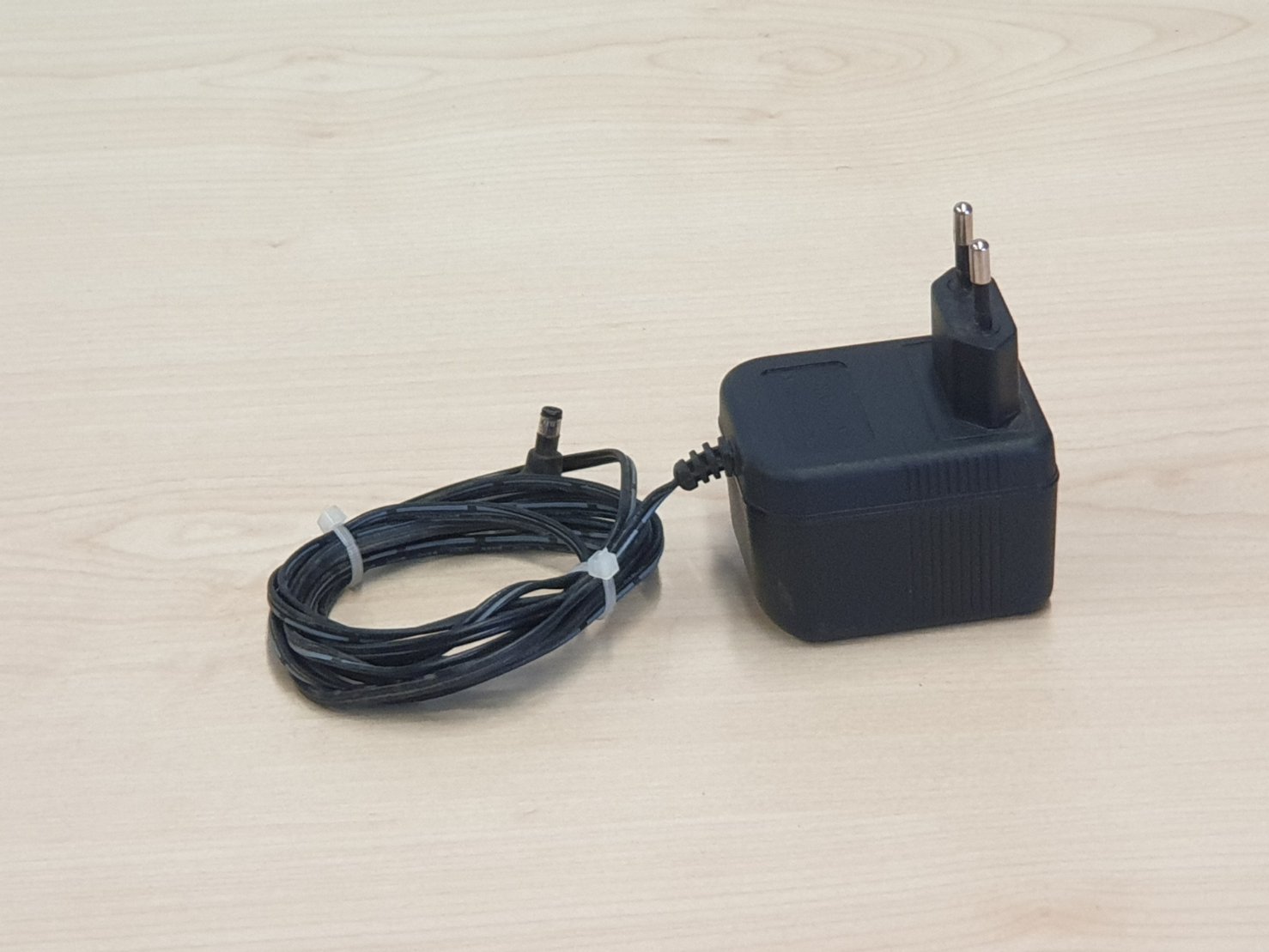 Adapter Amigo AM-091000AV 9V -1000mA 9VA มือสอง