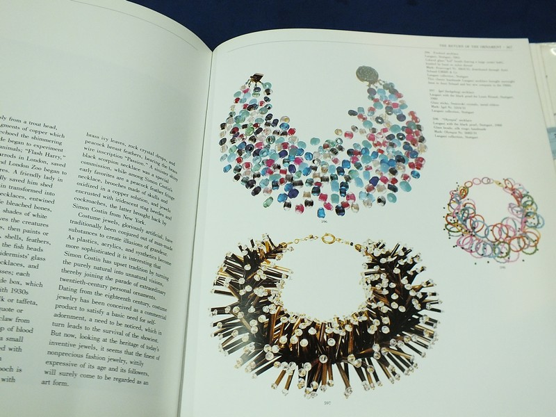 Jewels of fantasy . costume jewelry of the 20th century ปกแข็ง 408 หน้า ปี 1992