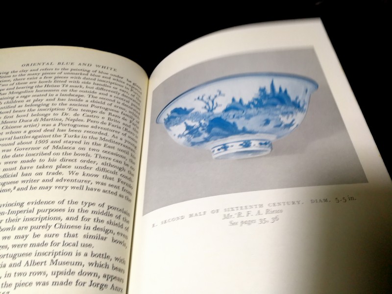 Oriental Blue & White by SIR HARRY GARNER ปกแข็ง 226 หน้า ปี 1973