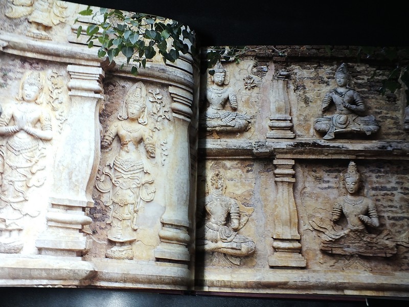 LANNA STYLE: ART & DESIGN OF NORTHERN THAILAND by Ping Amranand-William Warren ปกแข็ง ปี 2001