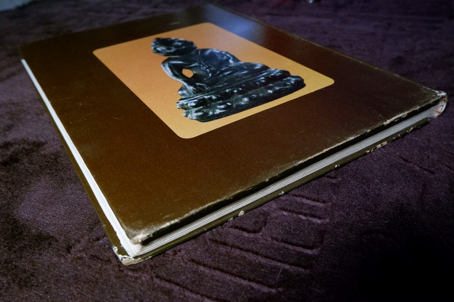 ทำเนียบพระกริ่ง พระชัยวัฒน์ โดย มอนต์ จันทนากร ปกแข็ง พิมพ์ครั้งเเรก ปี 2527 (สอบถาม)