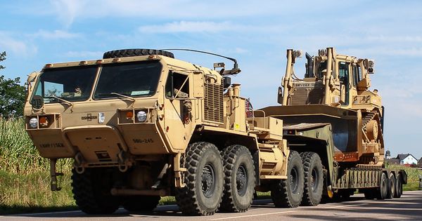 U.S. M983 Hemtt Oshkosh 8x8 Military Tactical Truck w/M747 Lowboy Trailer (Full-Option)
