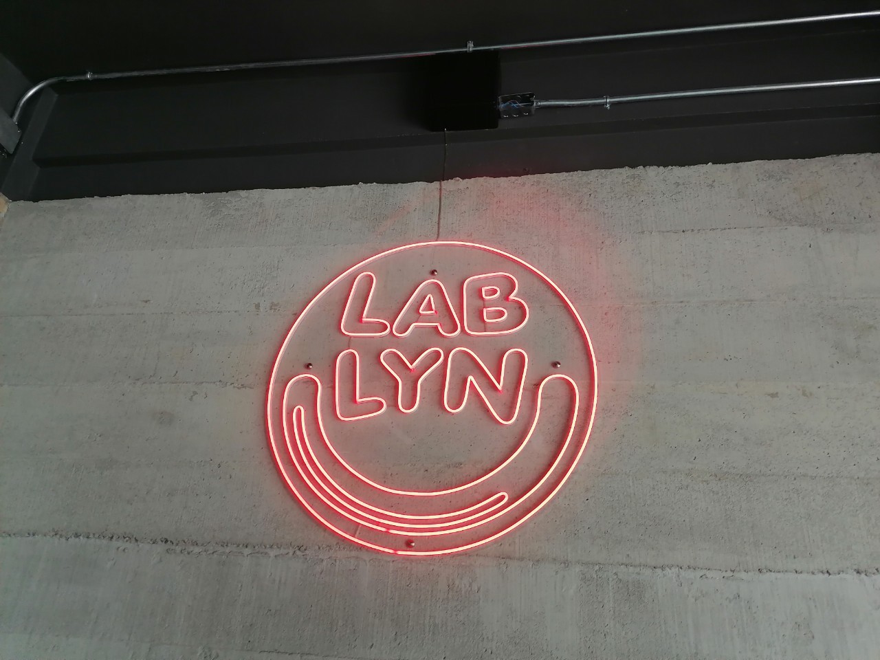 ไฟนีออน เฟค