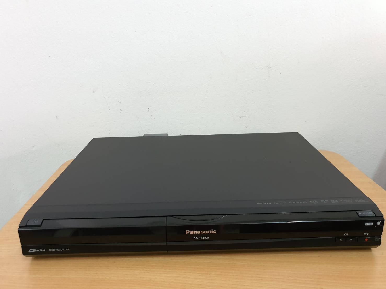PANASONIC DMR-EH59 เครื่องบันทึก DVD พร้อม HDD (250GB),Analogue Tuner และช่องต่อ USB มือสอง