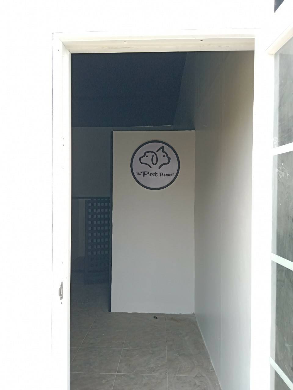 พื้นพลาสวู๊ด 10mm.พ่นสีขาว ติดพลาสวู๊ด 10 mm.อักษรไดคัท ตามโลโก้ และขอบพ่นสีดำ 2ชิ้น ขนาด 60*60cm 1ชิ้น ขนาด 120*120cm. 1ชิ้น