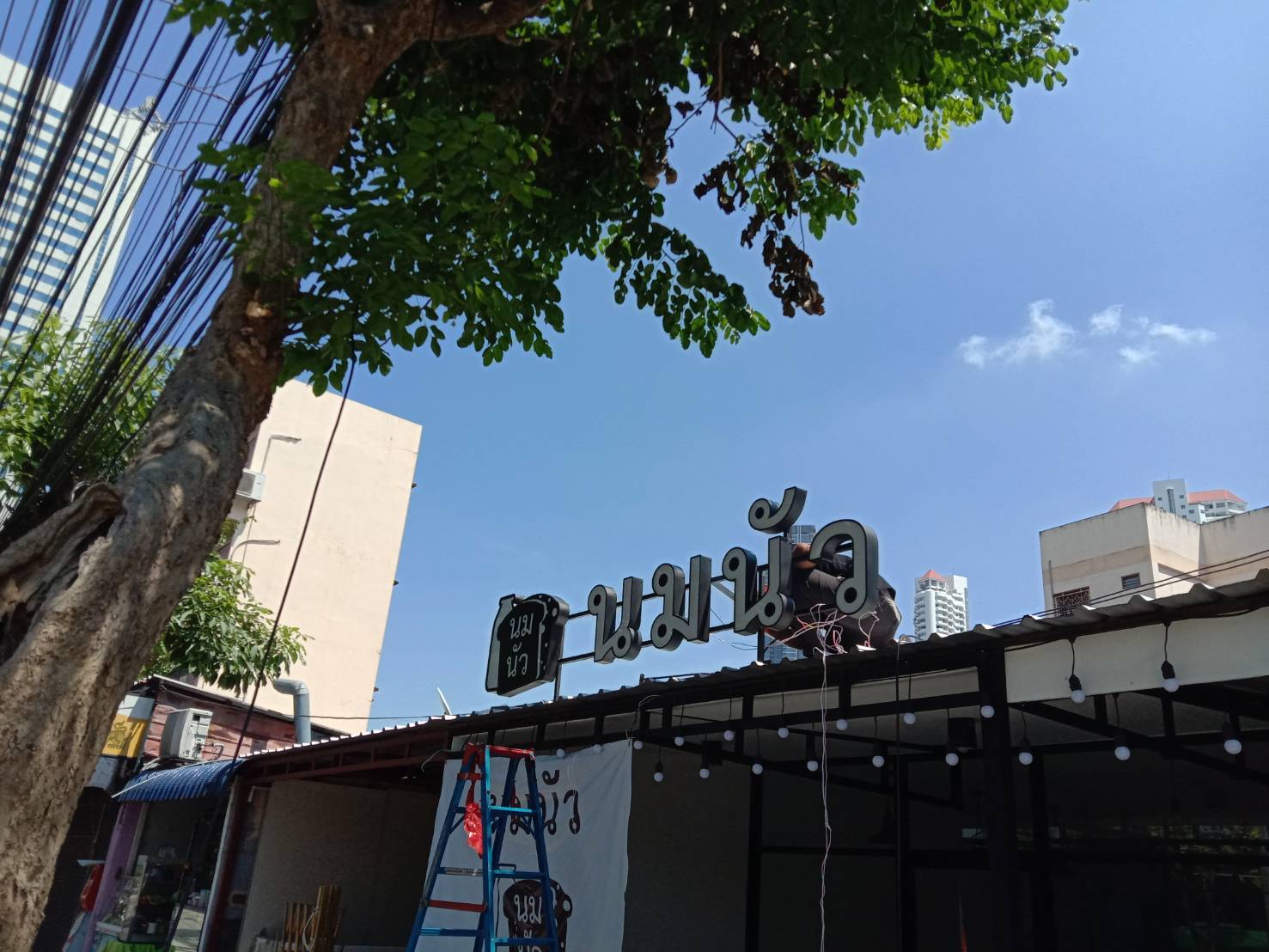 ป้ายโลหะซิงค์ ไดคัท ติดไฟออกหน้า led หน้าอะคริลิคสติกเกอร์ - ร้านนมนัว