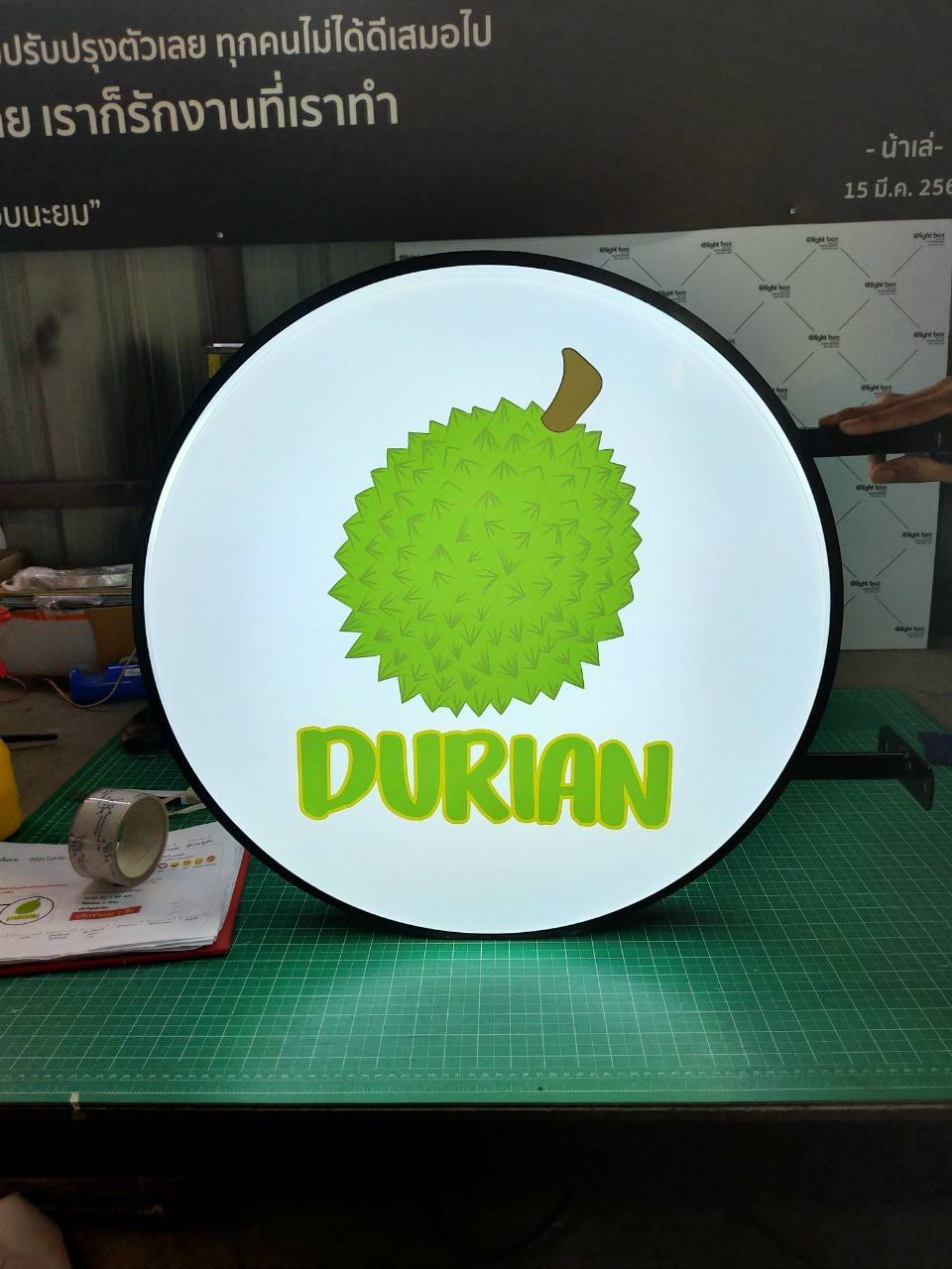 งานป้ายกล่องไฟวงกลมไฟออกทั้ง 2 ด้าน ขอบซิงค์พ่นสีดำ - DURIAN