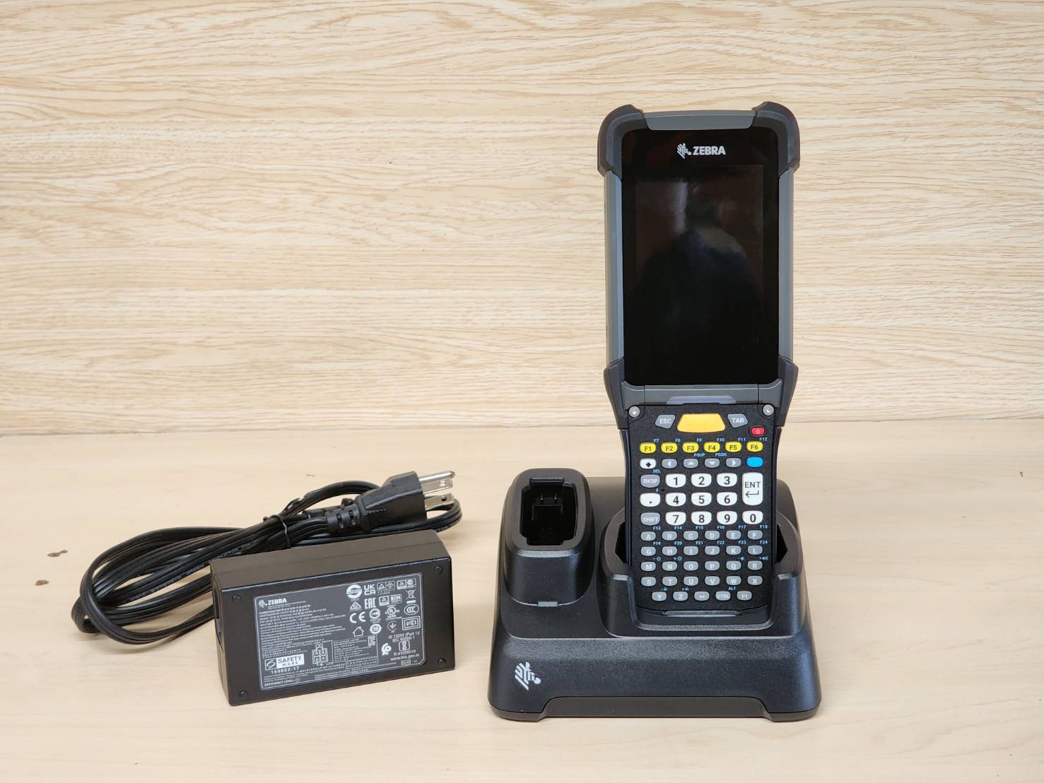 Zebra MC9300 เครื่องเช็คสต๊อกสินค้ารุ่นใหญ่ มีด้ามจับแบบมือถึอได้ และมีหน้าจอแบบสัมผัสขนาด 4.3 นิ้ว แอนดรอยด์ มือสอง