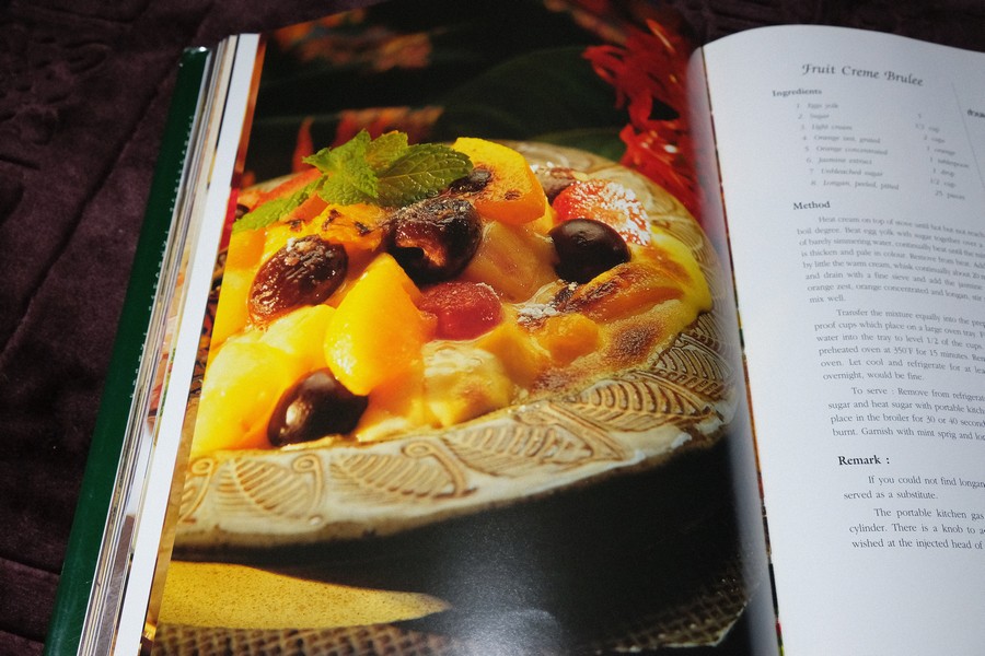 THAI CULINARY ART . Recipes by Srisomboon Bhandhukravi ( 2 ภาษา) ปกแข็ง 216 หน้า ปี 2543