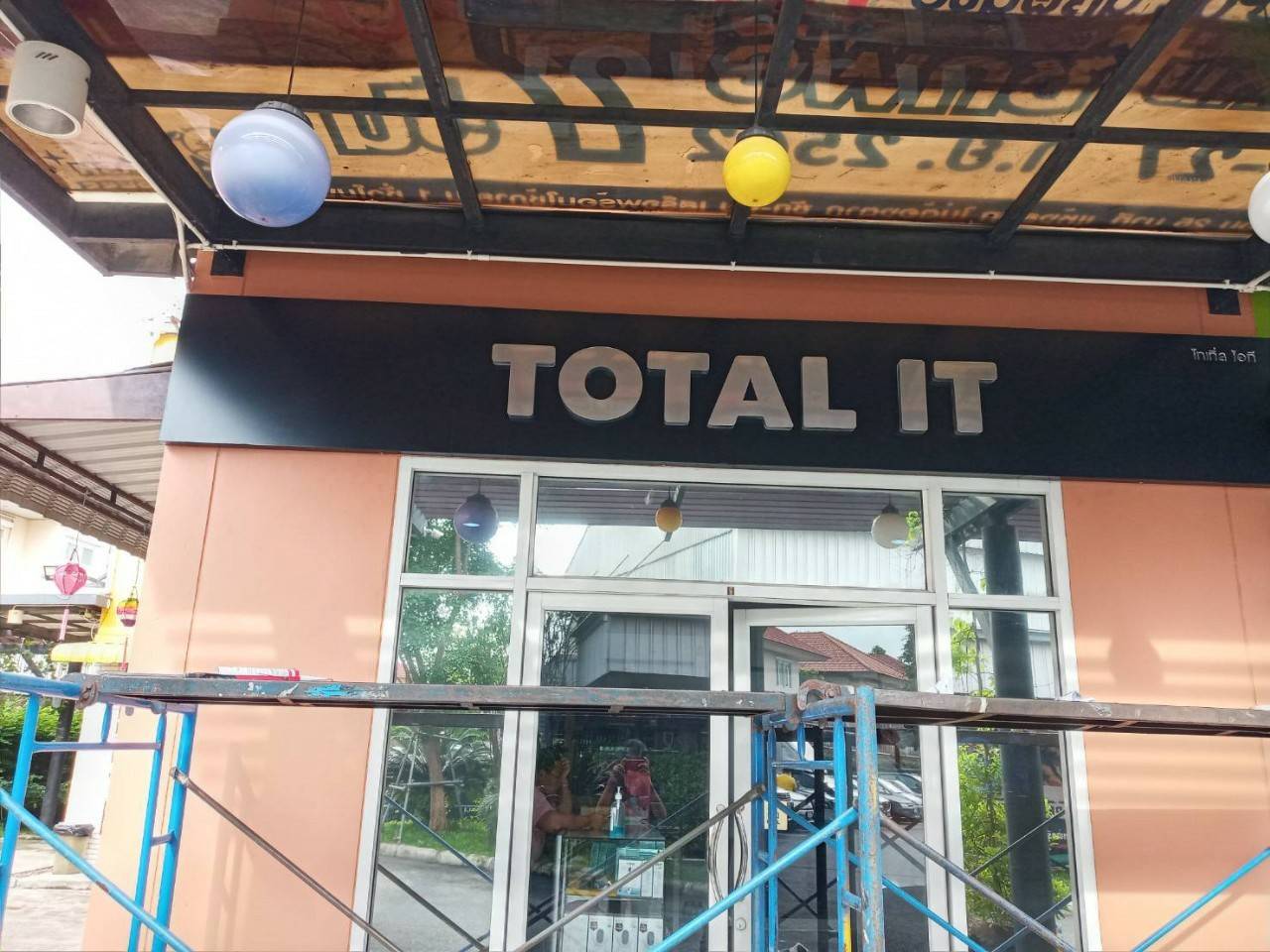 งานติดตั้งป้าย ตัวอักษรสแตนเลส - TOTAL IT ไทเทิ่ล ไอที