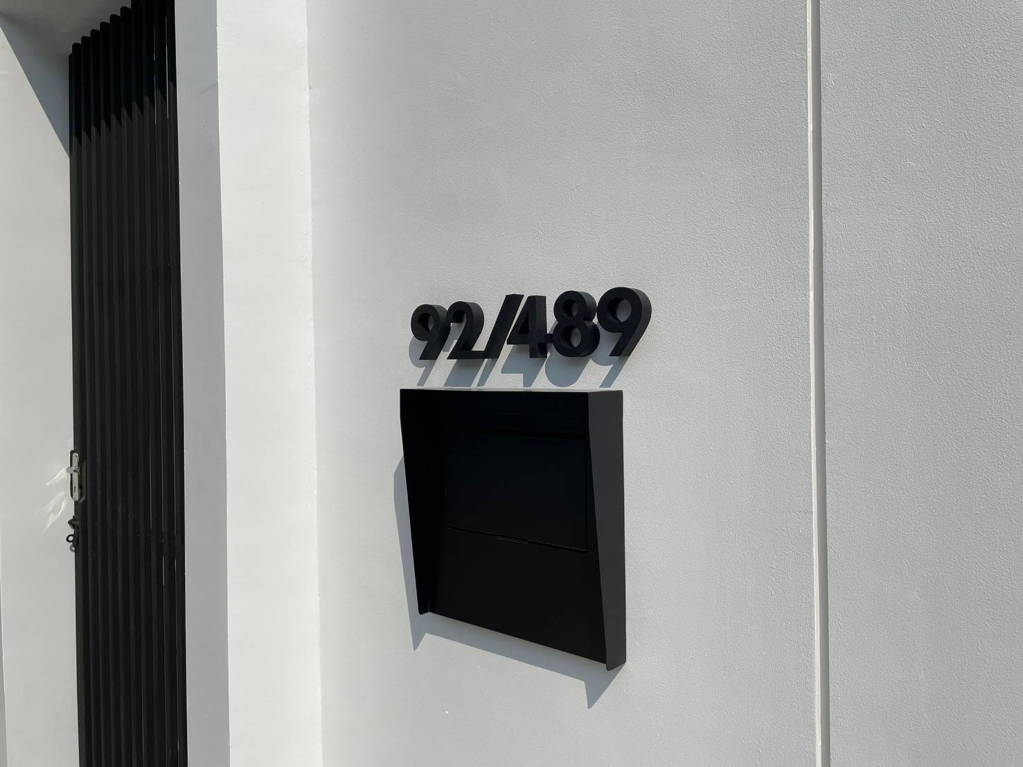ป้ายบ้านเลขที่สแตนเลสพ่นสีดำ 92/489 ติดตั้งที่ บึงกุ่ม กทม