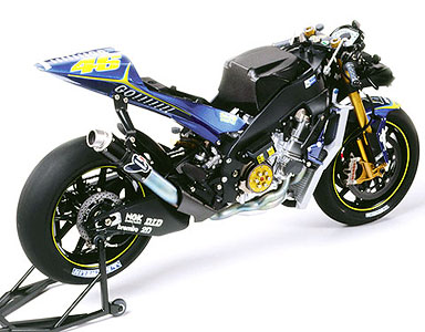 Yamaha YZR-M1'04 (No.46/No.17).
