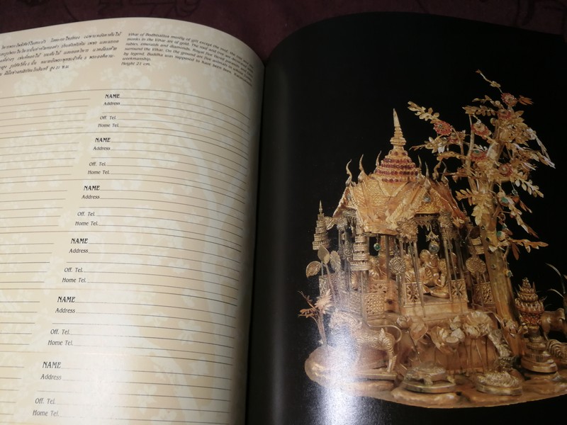 ศิลปะวัตถุ ปกเเข็งลายทอง มีรูปภาพสี 62 หน้า (เป็นสมุดบุนทึกโทรศัพท์) ปี 2529