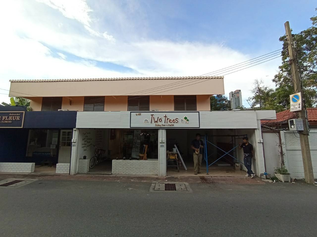 งานป้ายไฟออกหลัง Two trees ทู ทรีส์