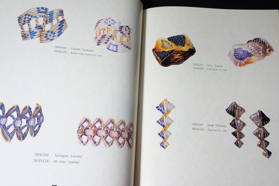 Jew Fest Catalogue 3 โดย สมาคมผู้ค้าอัญมณีไทยเเละเครื่องประดับ (TGJTA) ปกแข็ง 200 หน้า ปี 1996