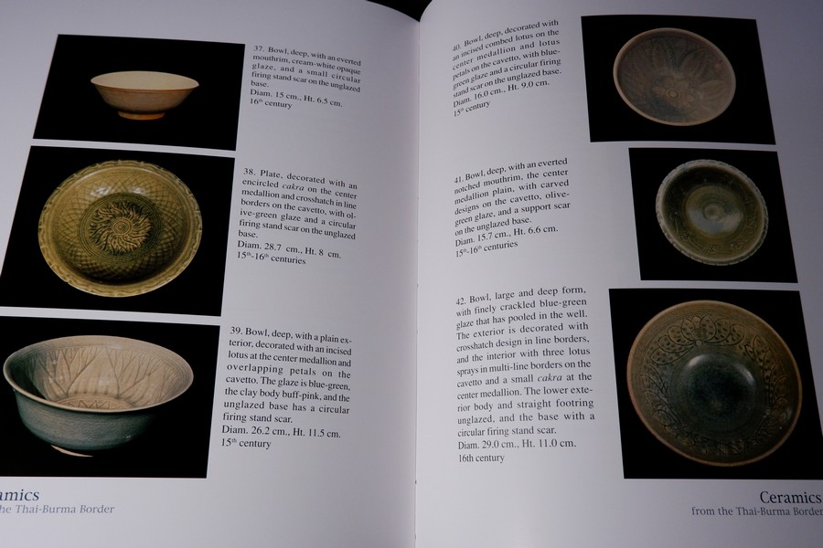 Ceramics from the Thai-Burma Border by Sumitr Pitiphat ปกเเข็ง190 หน้า ปี 1992