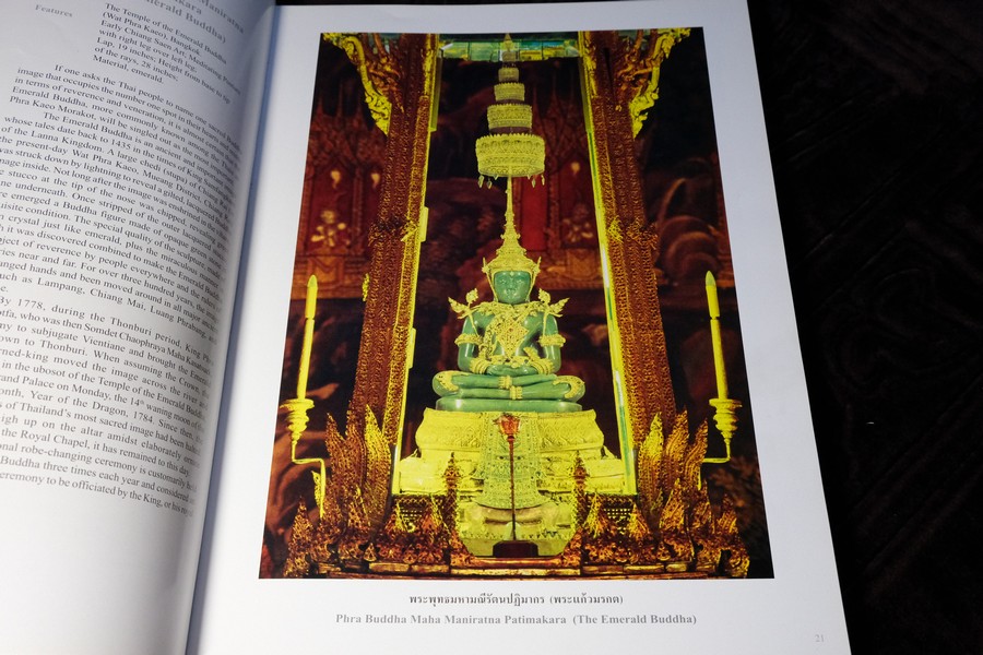 THE SACRED BUDDHA IMAGES OF THAILAND by WARANUN CHUTCHAWANTIPAKORN ปกแข็ง ปี 2547