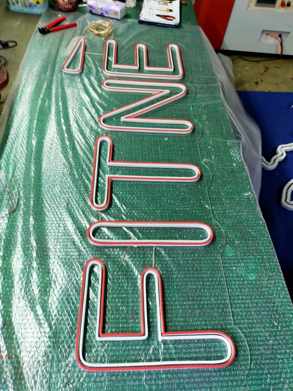 ไฟนีออน เฟค