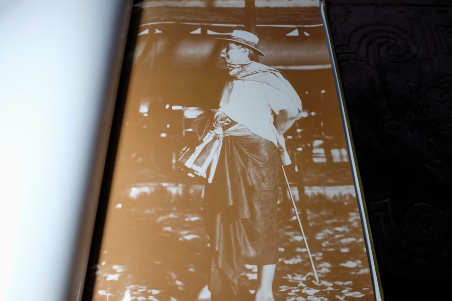 ประมวลภาพพระบรมฉายาลักษณ์ พระพุทธเจ้าหลวง จุฬาลงกรณ์ รัชกาลที่ 5 ปกเเข็งเล่มใหญ่