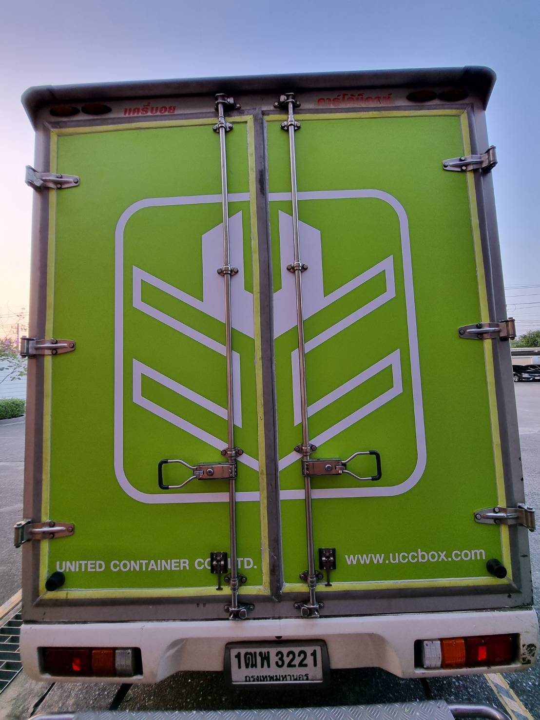 งานติดตั้งติดสติ๊กเกอร์รถกระบะตู้ทึบ สติ๊กเกอร์ทึบแสง