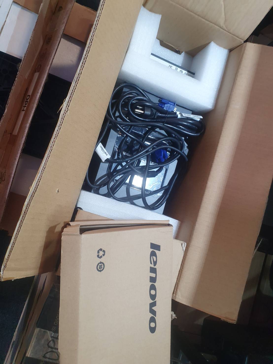 ขายคอม lenovo ของใหม่ เอาไว้ เวิคฟอมเฮือน ขายชุดละ 6500 บาท cpui5 ram4g hhd1tb