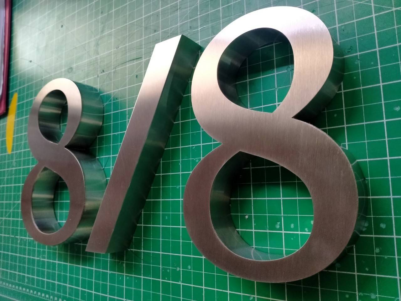 ตัวอักษรสแตนเลส บ้านเลขที่ 8/8
