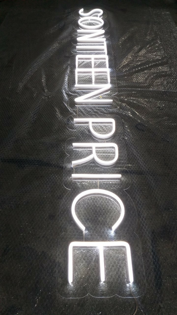 ป้ายไฟนีออน LED อะคริลิคใสรองหลัง