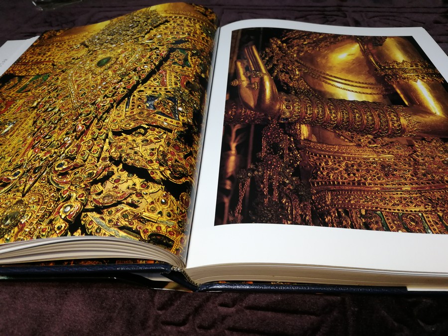 Buddha Images in the Grand Palace (พระพุทธปฏิมาในพระบรมมหาราชวัง) ปกแข็งมีกล่อง ปี 1994 (Pre-Order สอบถาม)