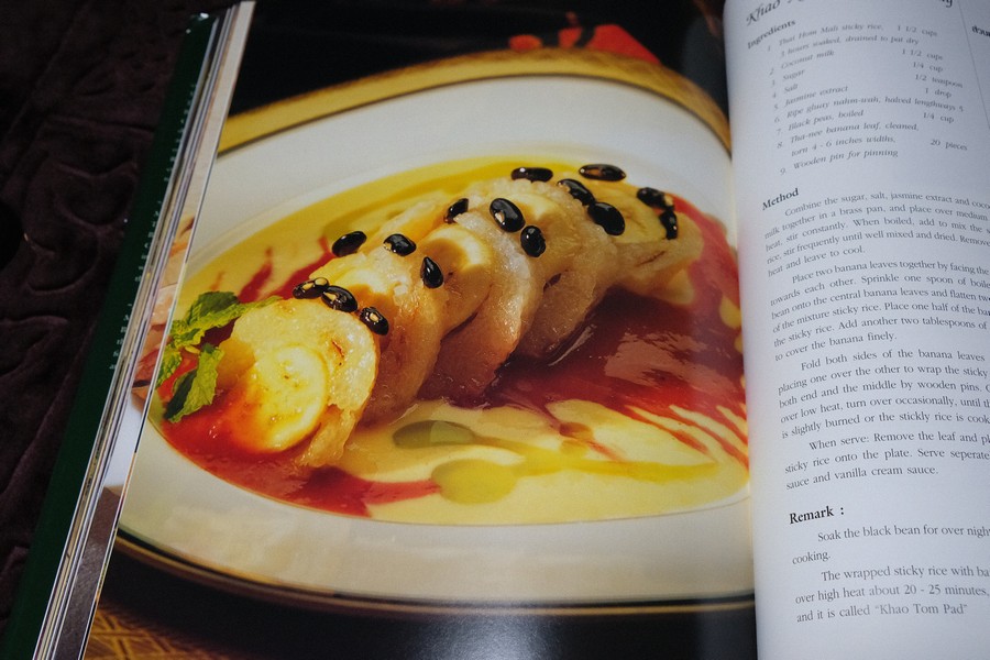 THAI CULINARY ART . Recipes by Srisomboon Bhandhukravi ( 2 ภาษา) ปกแข็ง 216 หน้า ปี 2543