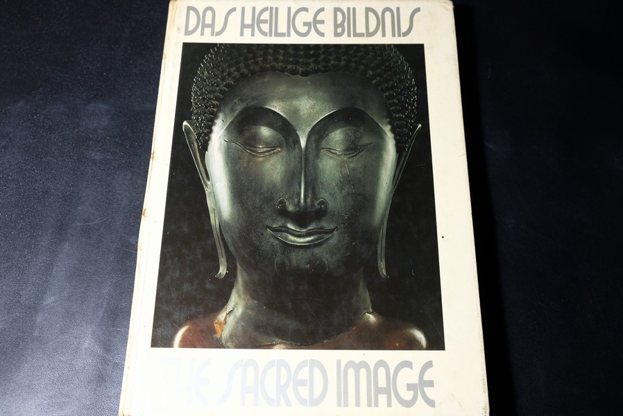 THE SACRED IMAGE . Sculture from Thailand by Piriya Krairiksh (ฉบับ 2 ภาษา) ปกแข็ง ปี 1979
