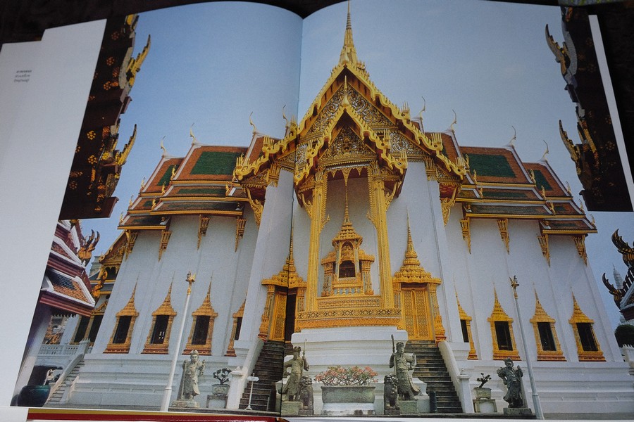 สถาปัตยกรรม พระบรมมหาราชวัง โดย สำนักราชเลขาธิการ ปกแข็ง 2 เล่ม พร้อมกล่อง (สอบถาม)