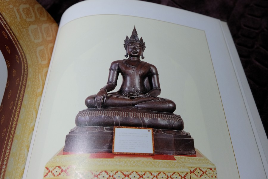 พระพุทธรูปที่พระระเบียงพระอุโบสถ วัดเบญจมบพิตรดุสิตวนาราม หนา 138 หน้า พิมพ์ปี 2543