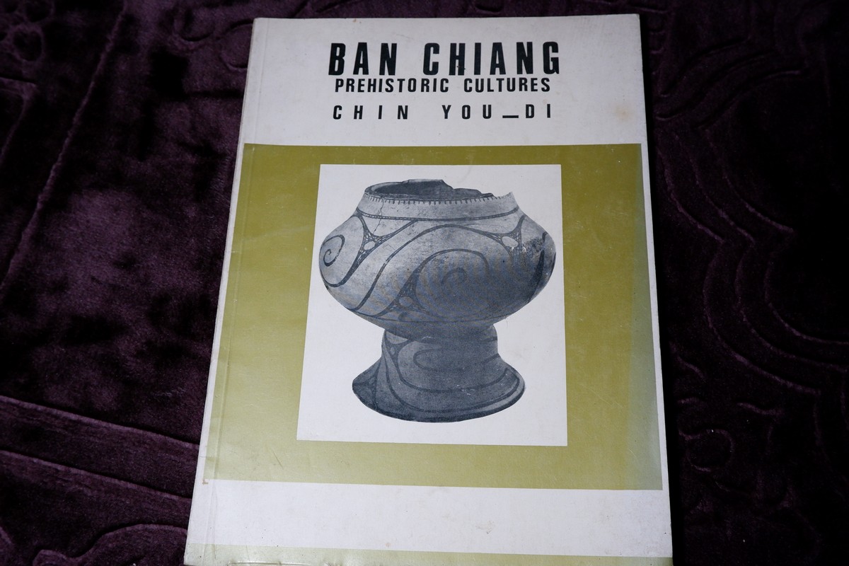 BAN CHIANG PREHISTORIC CULTURES by ศ..ชิน อยู่ดี พิมพ์ปี 1975
