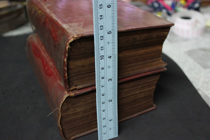 ตำราชุดโหราศาสตร์ไทย อ่านชะตาด้วยตัวเอง โดย จำรัส ศิริ ปกแข็ง 2 เล่มจบ หนารวม 2018 หน้า (5 นิ้ว) ปี 2500