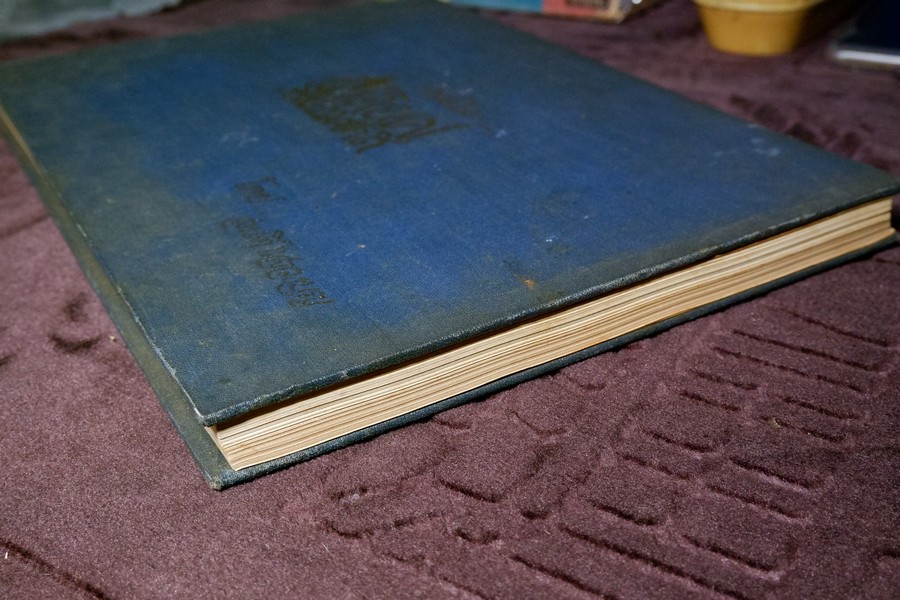 ทำเนียบ พัดยศ สมณศักดิ์ โดย สนติ์ เเสวงบุญ ปกเเข็ง ปี 2515 (สอบถาม)