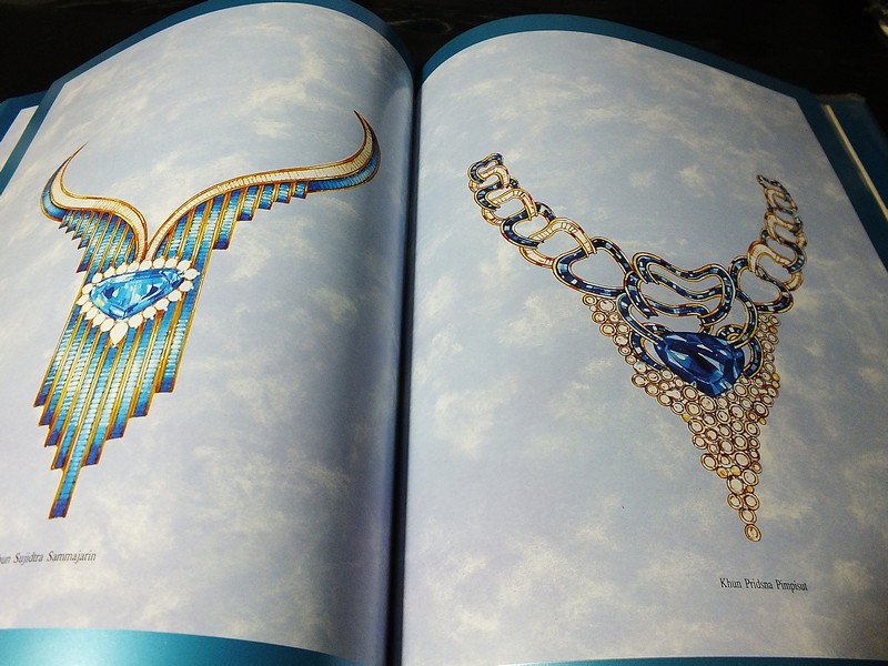 Jew Fest Catalogue 2 โดย สมาคมผู้ค้าอัญมณีไทยเเละเครื่องประดับ (TGJTA) ปกแข็ง 240 หน้า ปี 1995