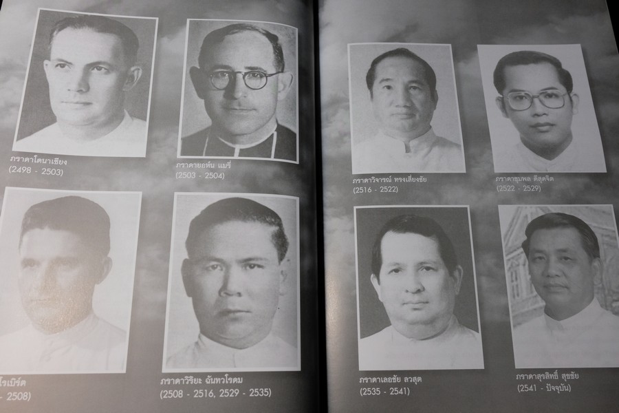 อุโฆษสาร 2000 อัสสัมชัญประวัติ 115 ปี โดย สมาคมอัสสัมชัญ พิมพ์ปี 2546 ปกเเข็งหนาราว 2 นิ้ว