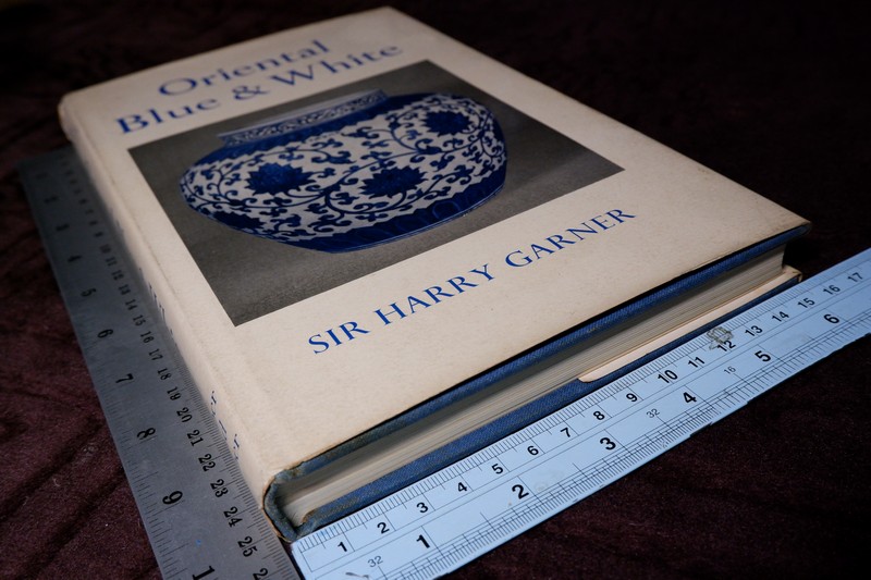 Oriental Blue & White by SIR HARRY GARNER ปกแข็ง 226 หน้า ปี 1973