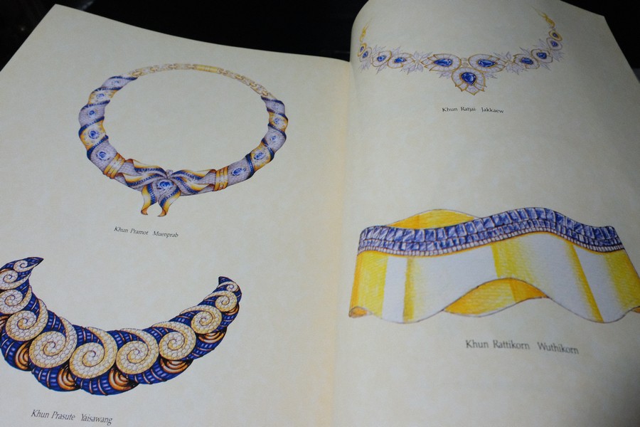 Jew Fest Catalogue 3 โดย สมาคมผู้ค้าอัญมณีไทยเเละเครื่องประดับ (TGJTA) ปกแข็ง 200 หน้า ปี 1996