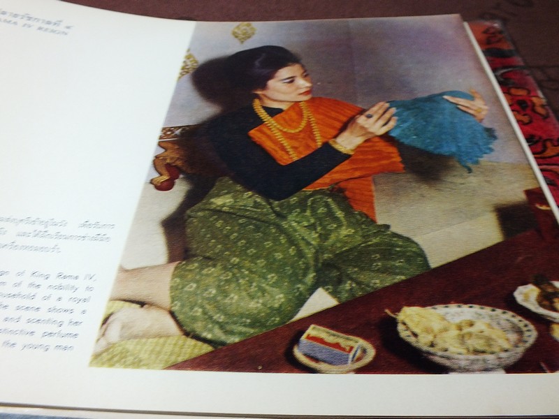 สมุดภาพหญิงไทย ฉบับพิมพ์ทูลเกล้าฯถวาย ณ วันเฉลิมพระชนมพรรษา สมเด็จพระนางเจ้าฯพระบรมราชินีนาถ ปกแข็ง ปี 2508
