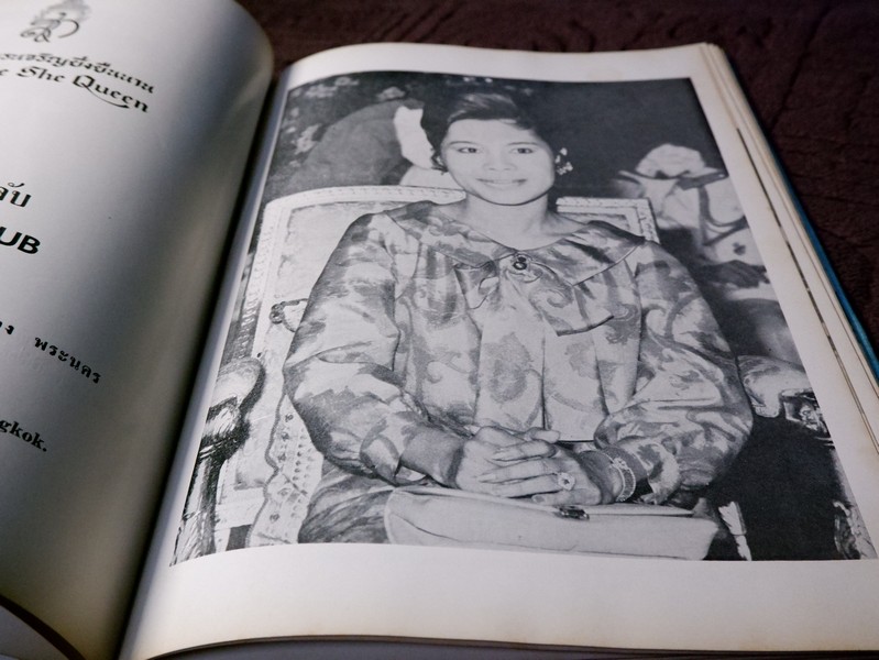 สมเด็จพระนางเจ้าสิริกิติ์ พระบรมราชินีนาถ โดย น.ส.พ. ดาราไทยราบวัน ปกเเข็งหุ้มผ้าไหม