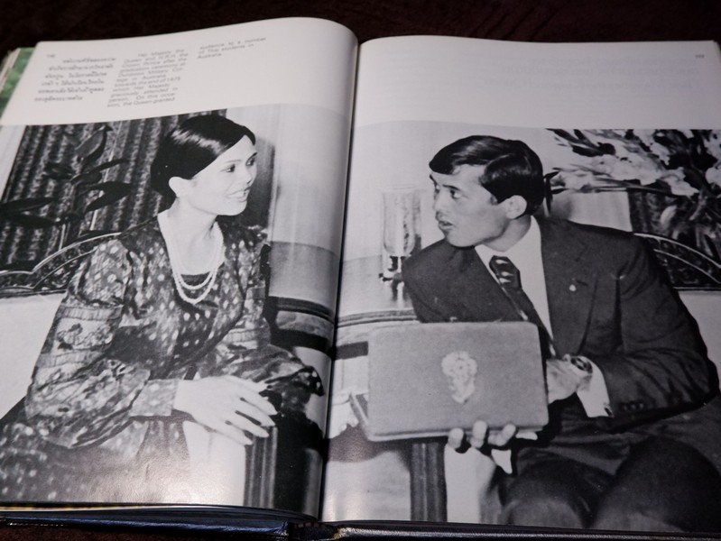 ลิลิตพระราชประวัติ เเละพระบรมฉายาลักษณ์ ของ สมเด็จพระนางเจ้าสิริกิติ์ พระบรมราชินีนาถ ปกเเข็ง