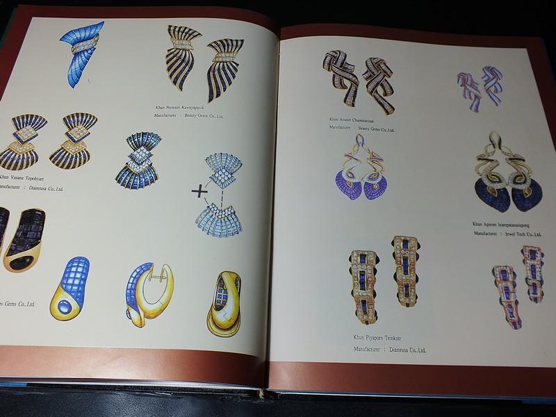 Jew Fest Catalogue 2 โดย สมาคมผู้ค้าอัญมณีไทยเเละเครื่องประดับ (TGJTA) ปกแข็ง 240 หน้า ปี 1995