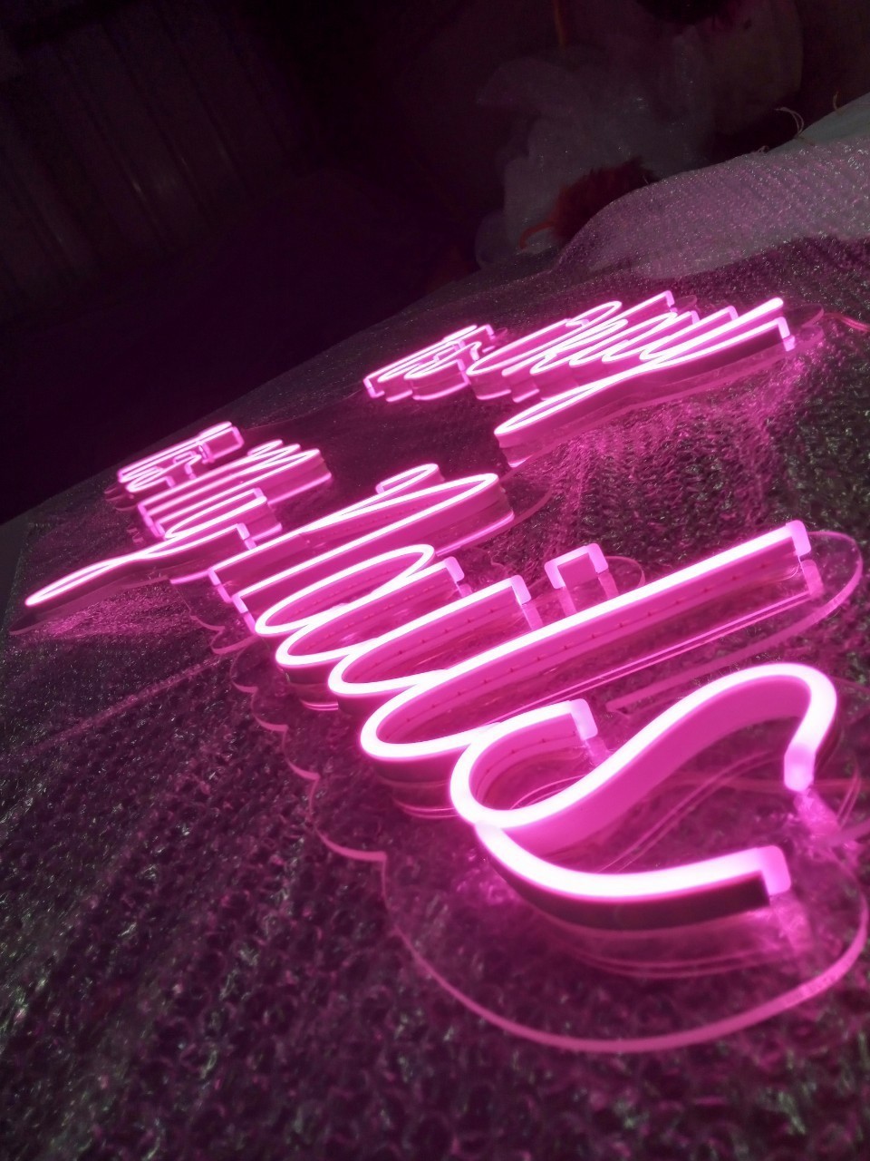 ป้ายไฟนีออน LED อะคริลิคใสรองหลัง